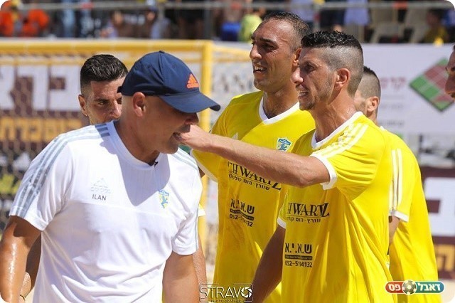 שחקני ראש העין חוגגים בסיום עם המאמן אילן צרפתי (סטראבו)